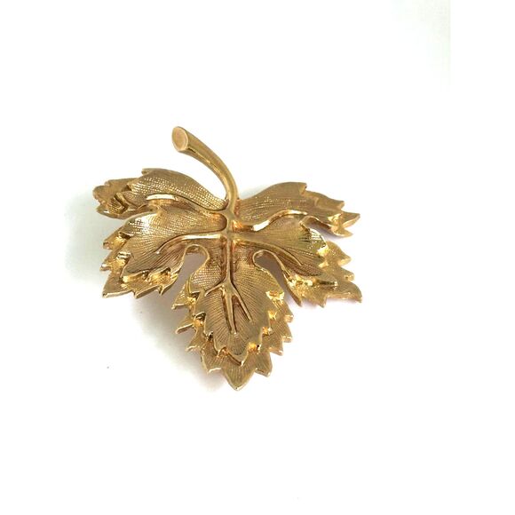 Vintage Textured Goldtone Maple Leaf Brooch - Picture 3 of 5